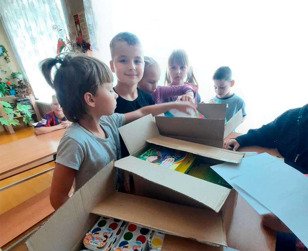 Прихожане Елисаветинского храма г. Бобруйска подарили детям канцелярские принадлежности