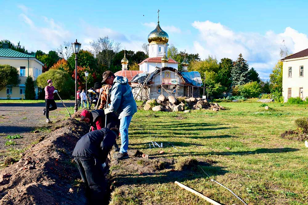 Молодые бобруйчане помогли благоустроить территорию монастыря святых Жен-Мироносиц