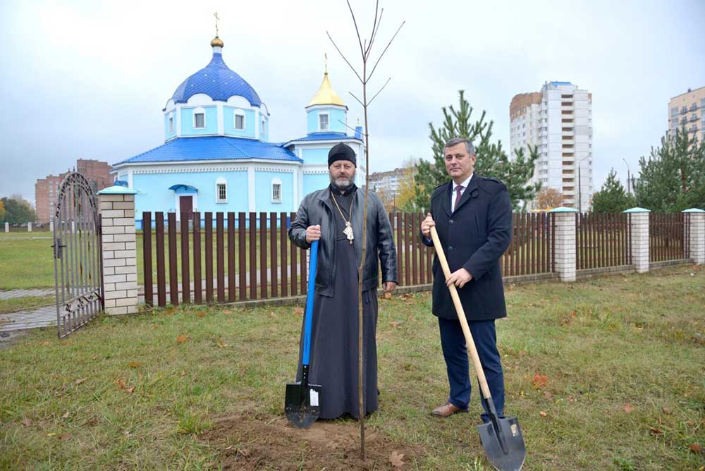 Возле Сретенского храма г. Бобруйска были посажены молодые деревья