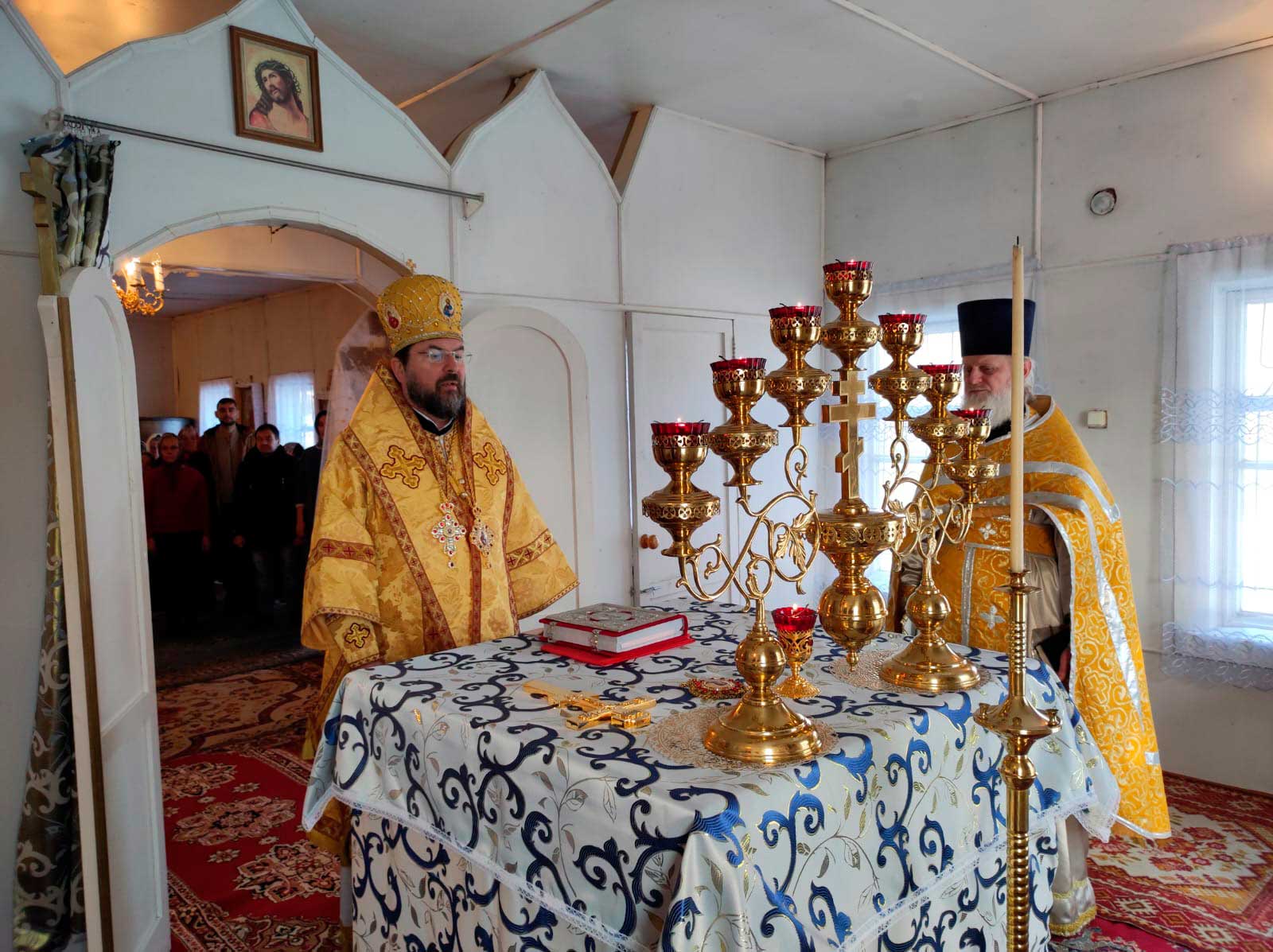 Епископ Серафим возглавил Божественную литургию в храме иконы Божией Матери «Казанская» д. Брожа