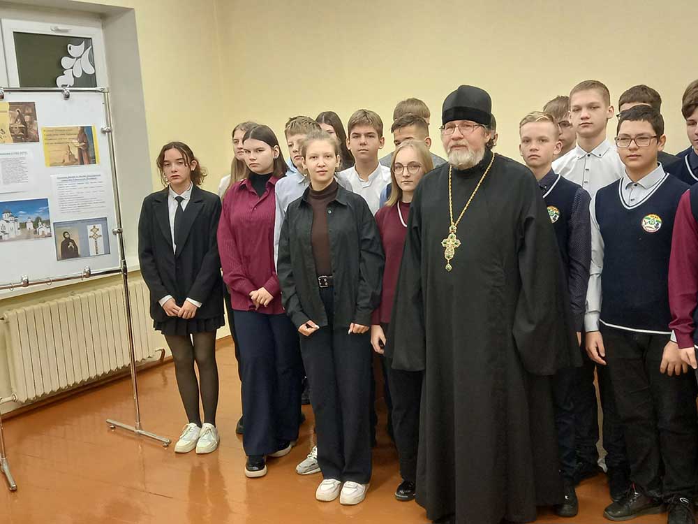 Настоятель Благовещенского храма г. Кличева протоиерей Сергий Андреев встретился с учащимися 9-х классов