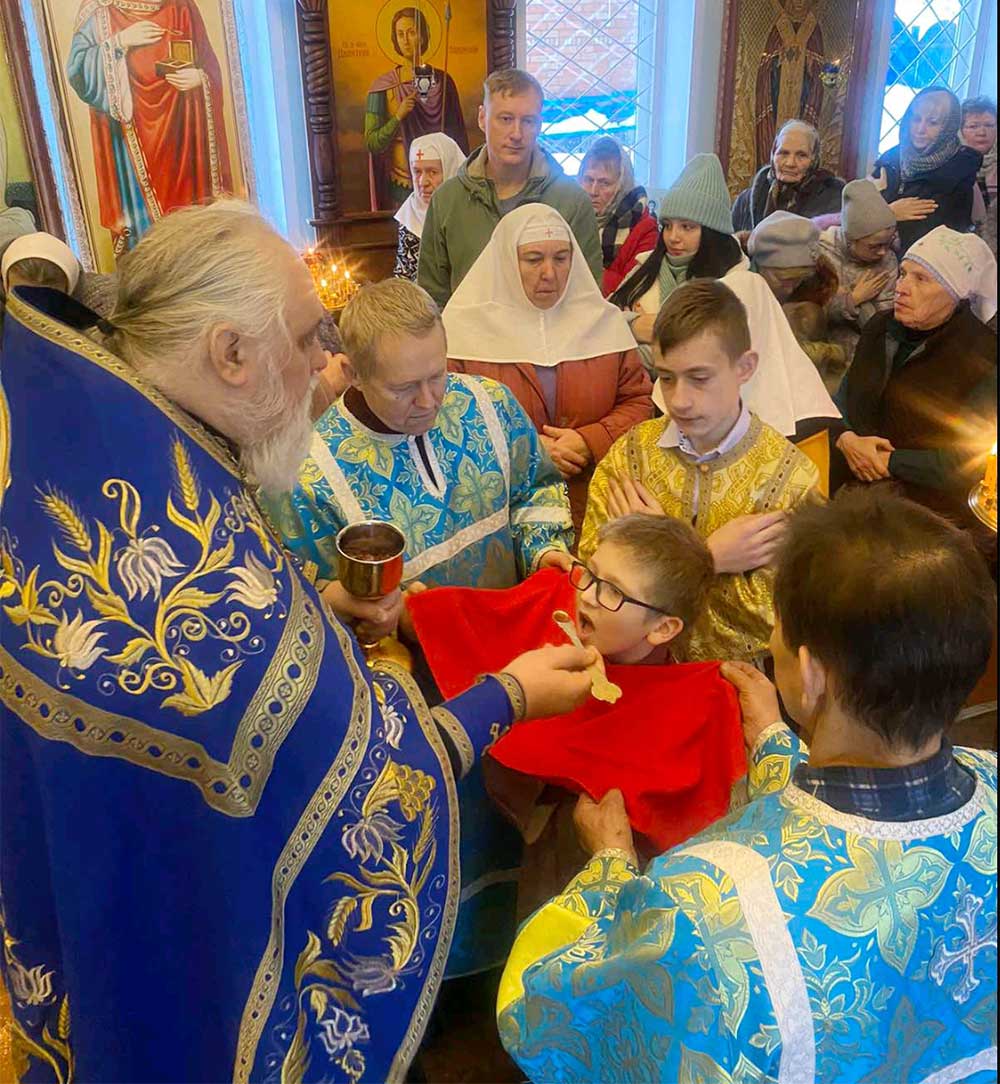 Божественная литургия в Покровском храме г. Кировска
