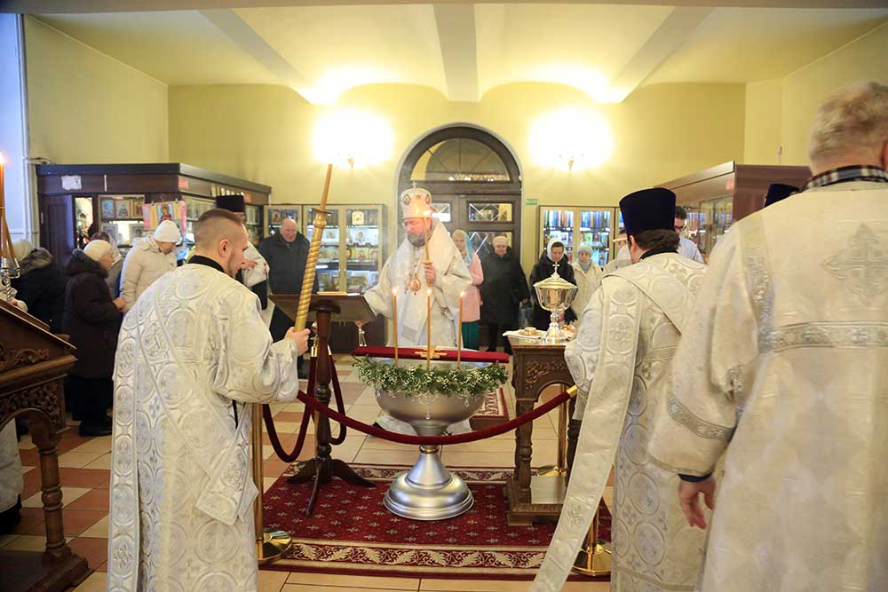 В день Навечерия Богоявления епископ Серафим совершил чин Великого освящения воды в Никольском кафедральном соборе г. Бобруйска
