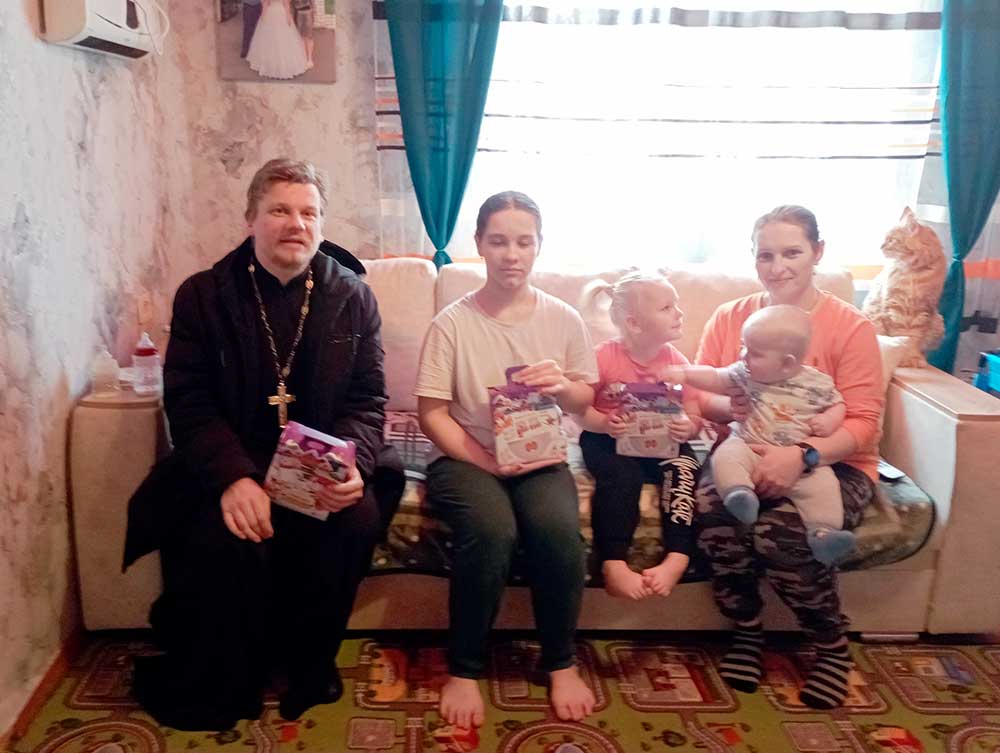 Иерей Максим Киреев посетил многодетные семьи