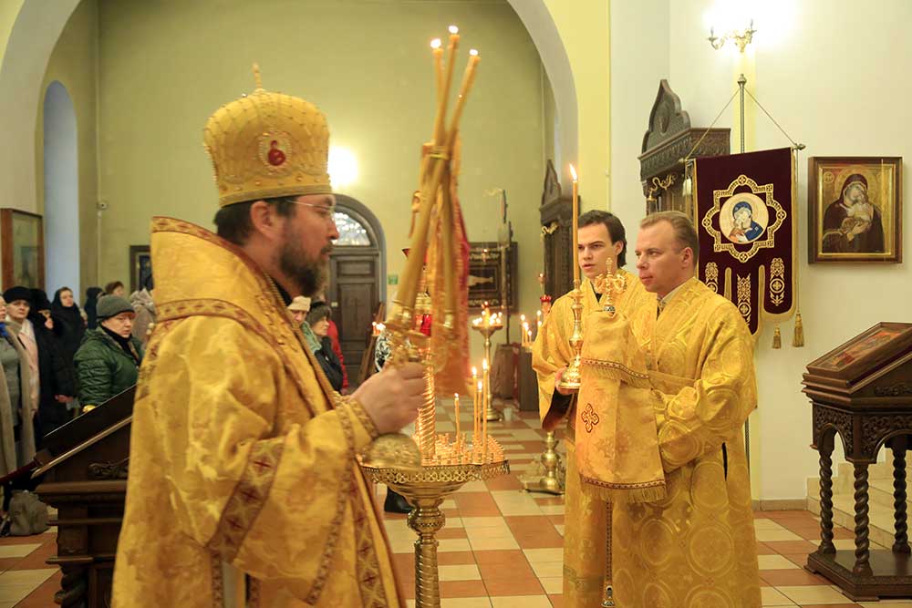В Неделю 36-ю по Пятидесятнице Преосвященнейший Серафим совершил Божественную литургию в Никольском кафедральном соборе г. Бобруйска