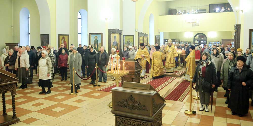 В Неделю сыропустную епископ Серафим совершил Божественную литургию в Никольском кафедральном соборе г. Бобруйска