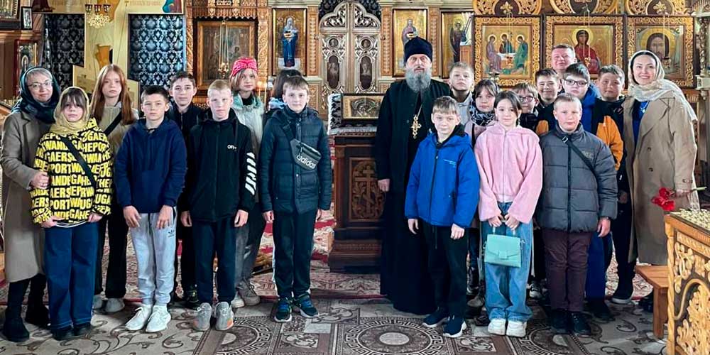 Крестовоздвиженский храм г. Осиповичи посетили учащиеся ГУО «Средняя школа №4 г. Осиповичи» совместно с педагогами учреждения