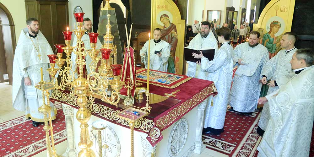 В Великую Субботу епископ Серафим совершил вечерню и Божественную литургию в Никольском кафедральном соборе г. Бобруйска