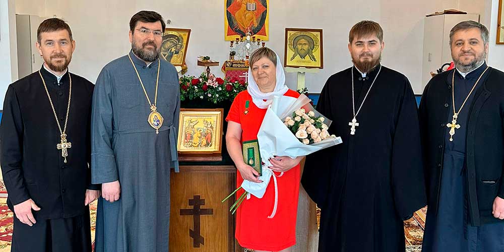 Епископ Серафим вручил Елене Баскаковой медаль преподобной Евфросинии Полоцкой