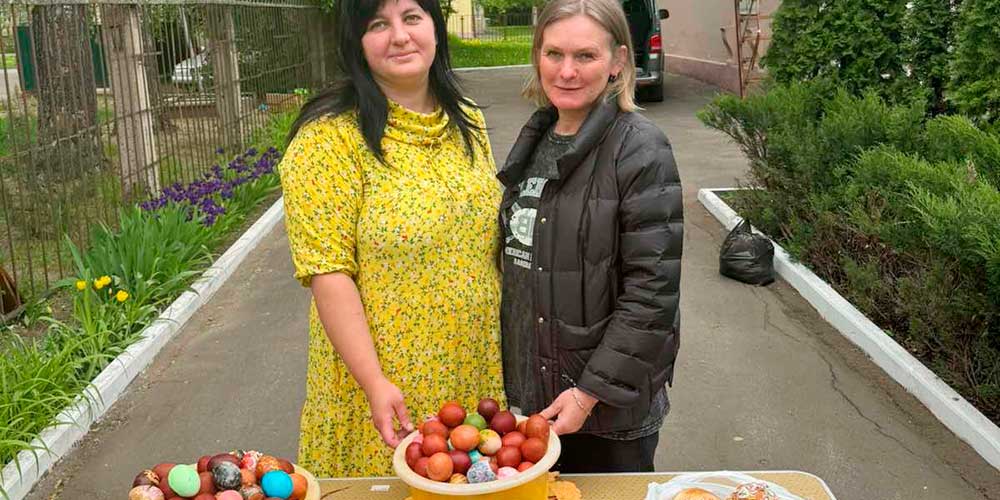 Работники социального отдела Бобруйской епархии поздравили со Светлым Христовым Воскресением людей, нуждающихся в помощи