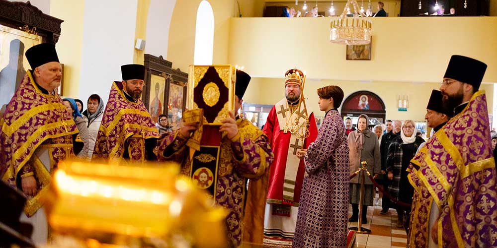 Великий Четверток в Никольском кафедральном соборе. Божественную литургию возглавил епископ Серафим