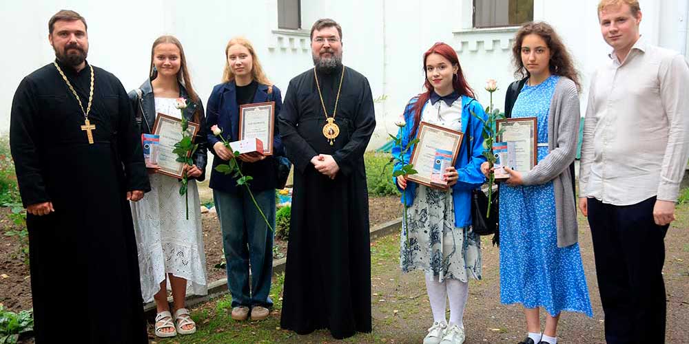 Умники и умницы: победители интеллектуального турнира “Фавор” встретились с епископом Серафимом