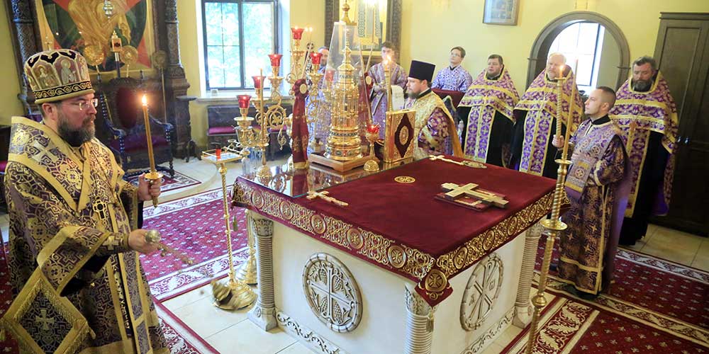 В канун праздника изнесения Честных Древ Животворящего Креста Господня епископ Серафим совершил вечернее богослужение в Никольском кафедральном соборе