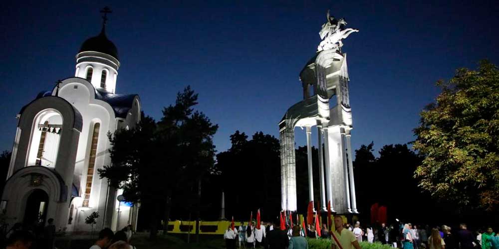 Свет в честь героев. Епископ Серафим принял участие в символическом запуске подсветки воинского мемориала