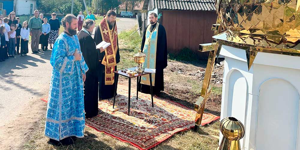 Епископ Серафим совершил чин освящения креста и колокола для строящегося храма