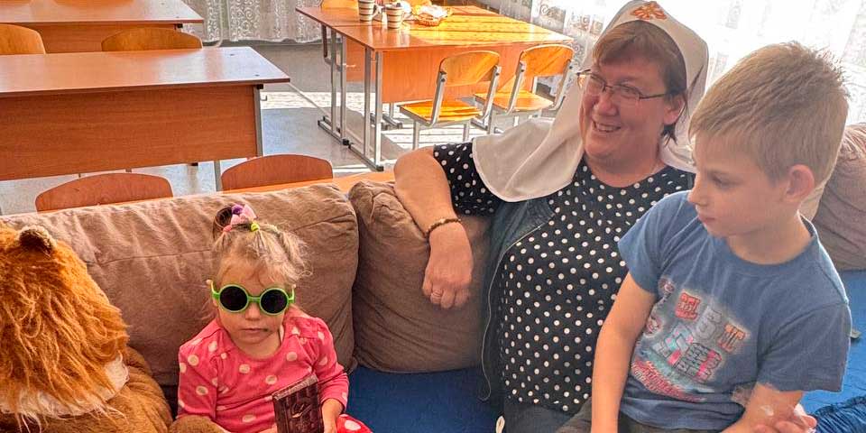 Волонтеры Ильинского храма передали канцелярские принадлежности детям