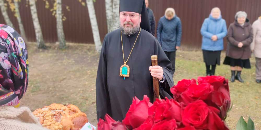 Епископ Серафим возглавил Божественную литургию в храме великомученика Пантелеимона аг. Дараганово