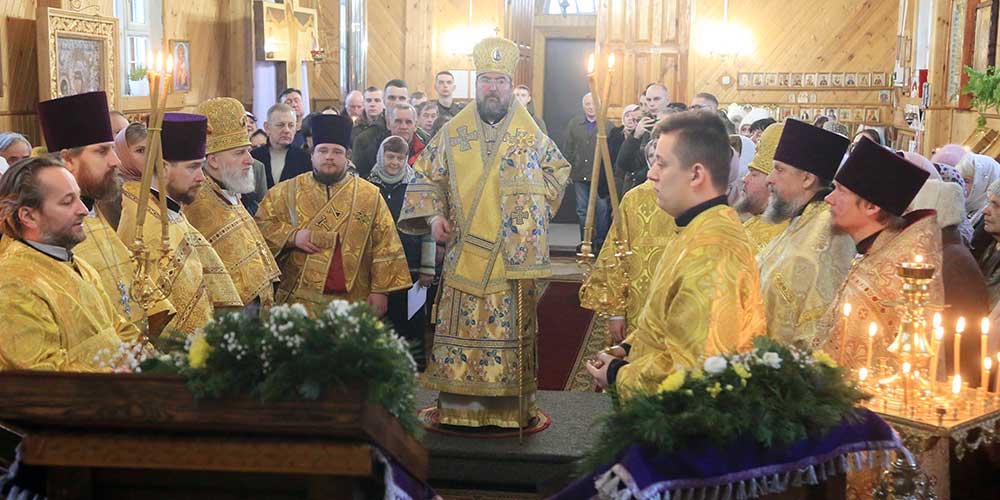 Епископ Серафим совершил Божественную литургию в Воздвиженском храме г. Осиповичи