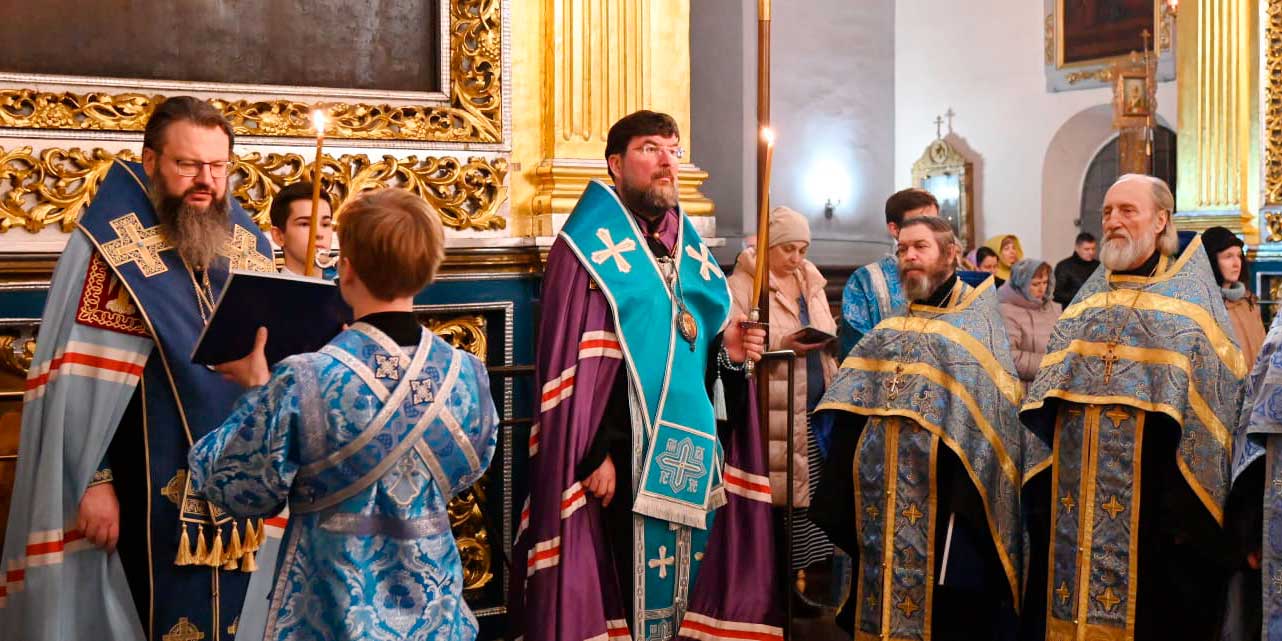 Вечернее богослужение в Успенском кафедральном соборе города Смоленска