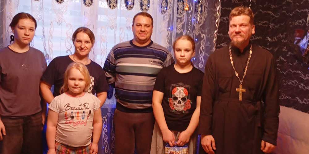 Иерей Максим Киреев поздравил детей с праздниками