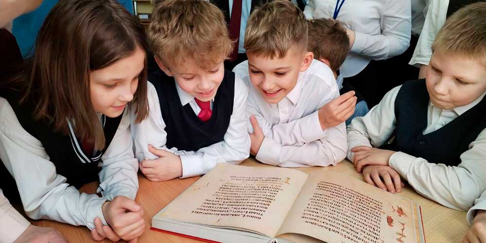 Встреча со священником в Цельской средней школе