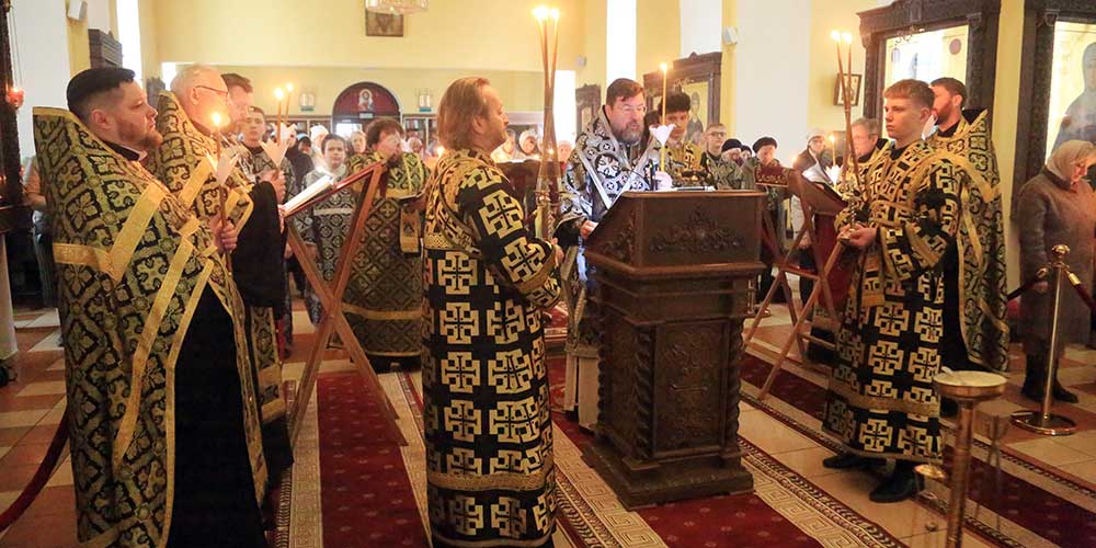 Епископ Серафим совершил утреню Великого Пятка с чтением 12-ти Страстных Евангелий