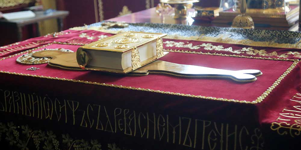 Вечерня с чином выноса Плащаницы в Никольском кафедральном соборе