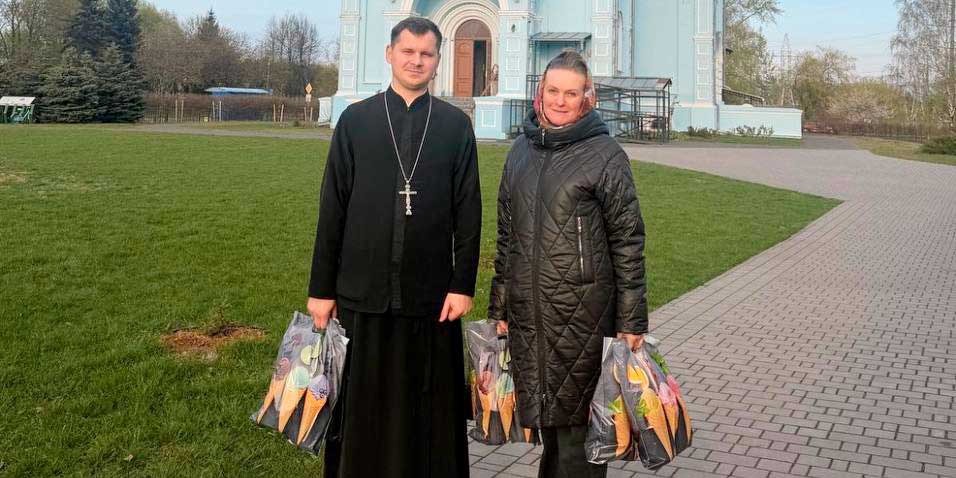 Волонтеры поздравили с Пасхой