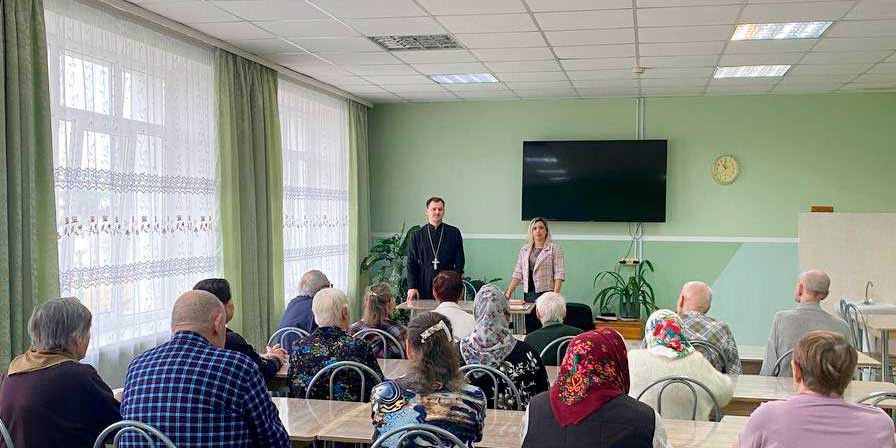 „Спас собрал всех нас“: священник встретился с пожилыми гражданами в ТЦСОН Первомайского района